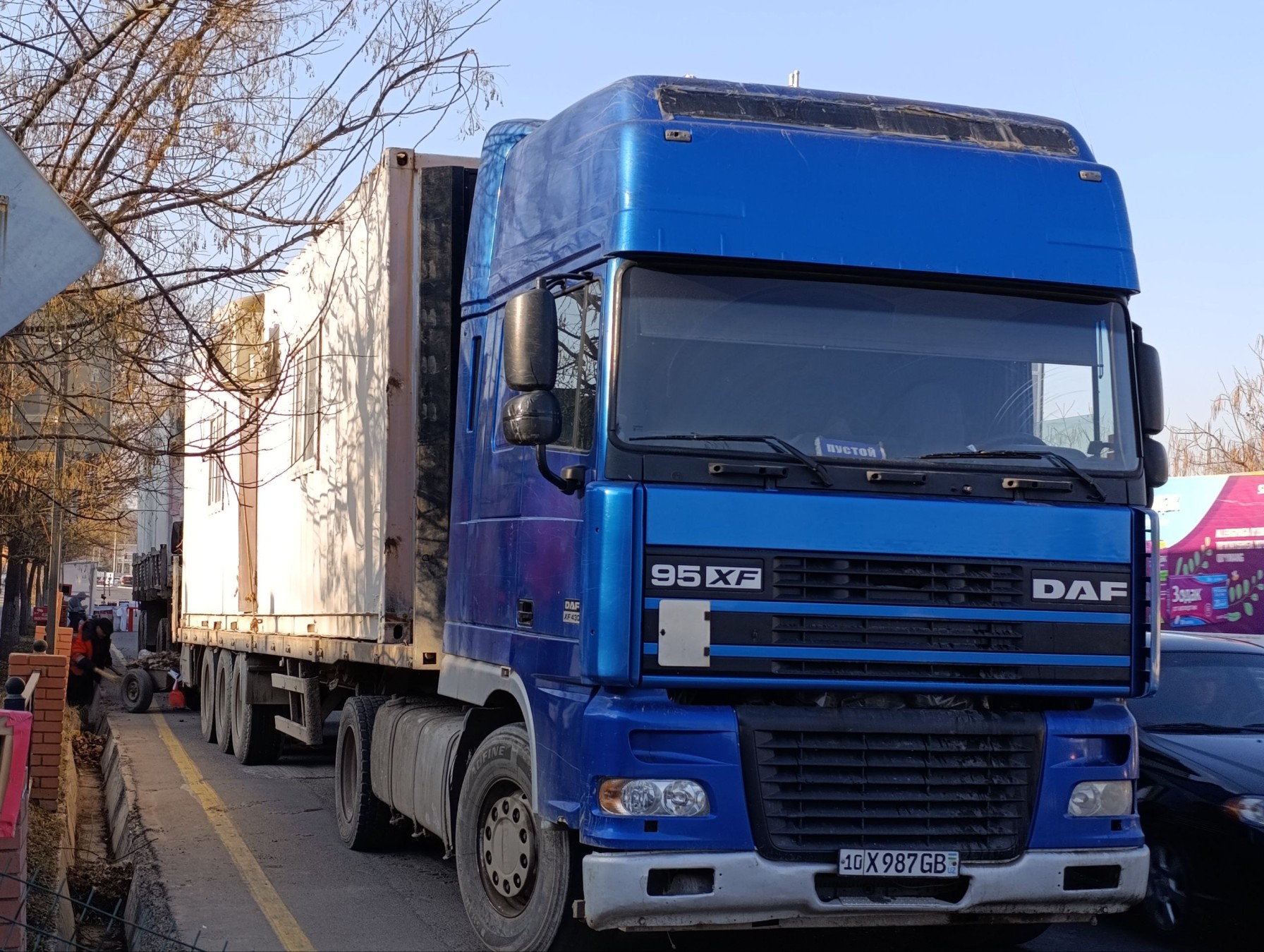 Фура - контейнеравоз